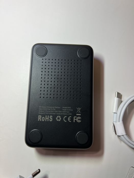 Станція для безпровідної зарядки телефону, часів та наушників