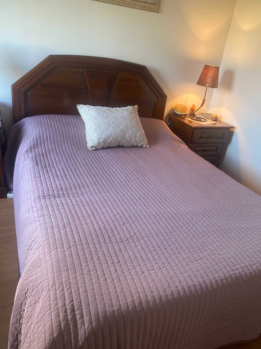 Quarto completo: cama de casal em madeira + 2 mesas de cabeceira  | Preço baixo p/ venda rápida