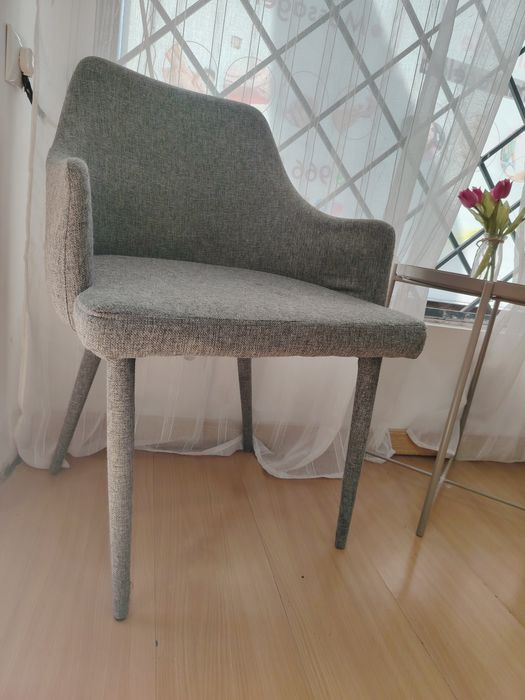 Duas cadeiras e mesa de apoio