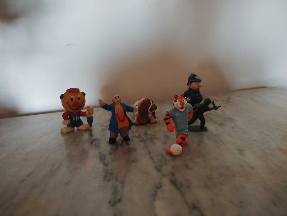 Lote de figuras colecionáveis.