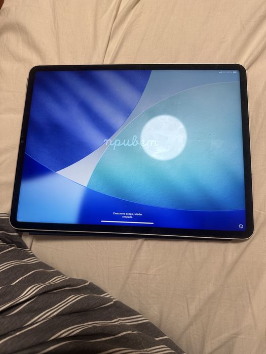 iPAD PRO 12,9 CINZENTO wifi celular 128 GB com capa original,5ª geração,como novo.Com os acessórios.