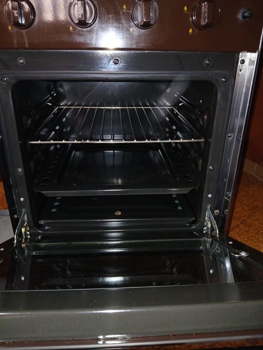 Vendo fogão porta botija, com 5 bocas e forno a gás.  Como novo.