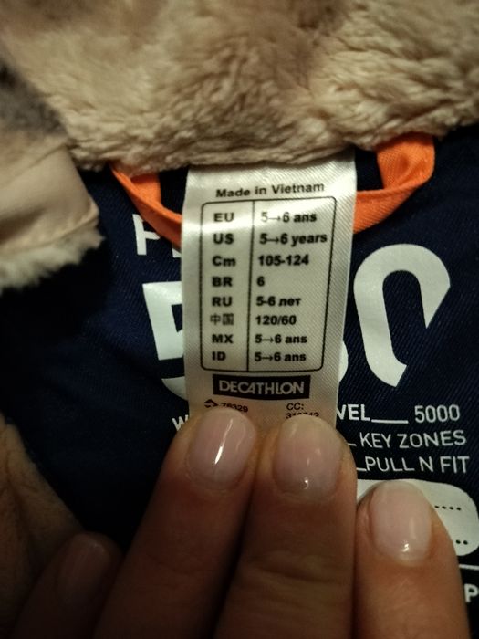 Vendo fato ajustável dos 4 aos 6anos de criança com luvas