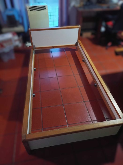 Cama de solteiro com defeitos (190cm x 90cm)