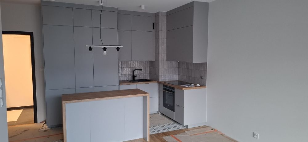 Montaż mebli z paczek.