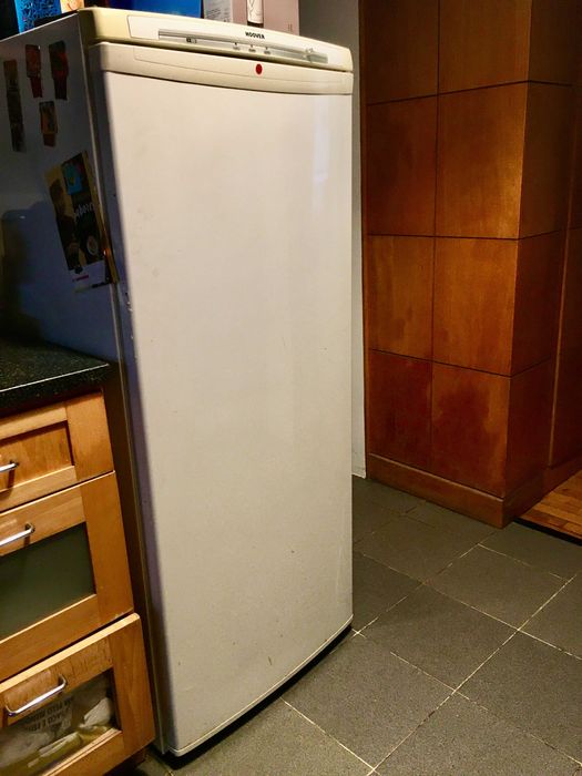 Arca congeladora vertical Hoover em perfeito funcionamento