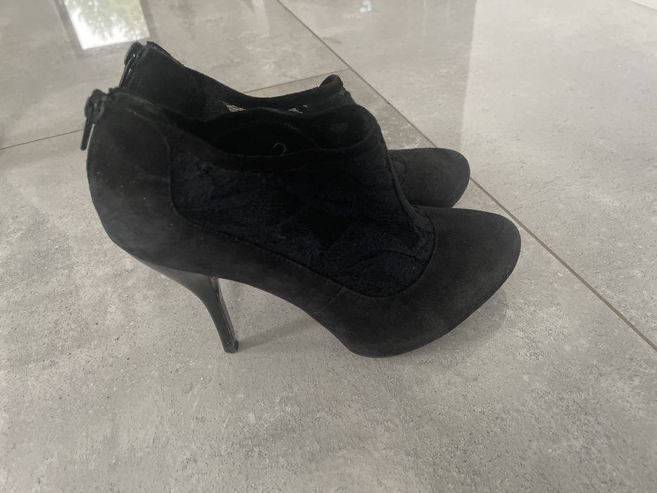 Zamszowe botki z koronka