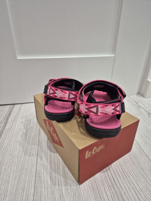 Sandały  dziewczęce Lee Cooper rozm. 32 kolor fuksja