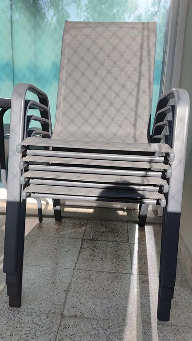 Mesa de exterior com cadeiras