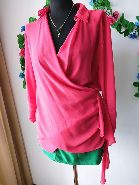 Elegancka kopertowa bluzka w intensywnym różu styl Glamour