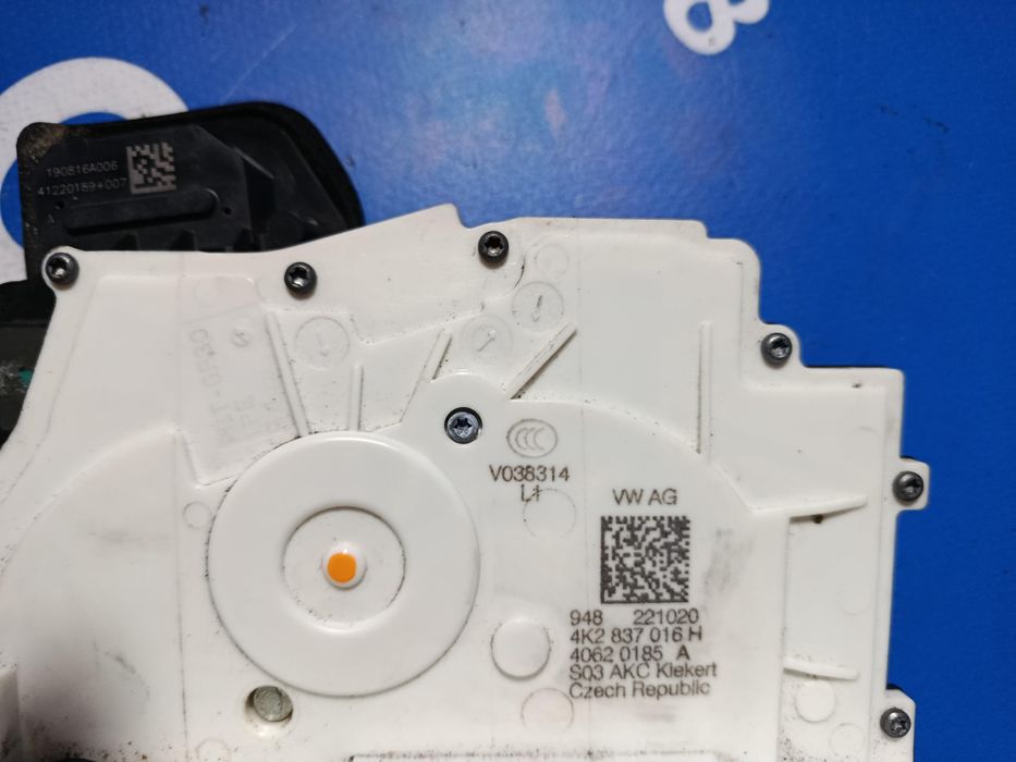 Замок дверей передній правий Audi e-tron Замок правый Ауді e-tron