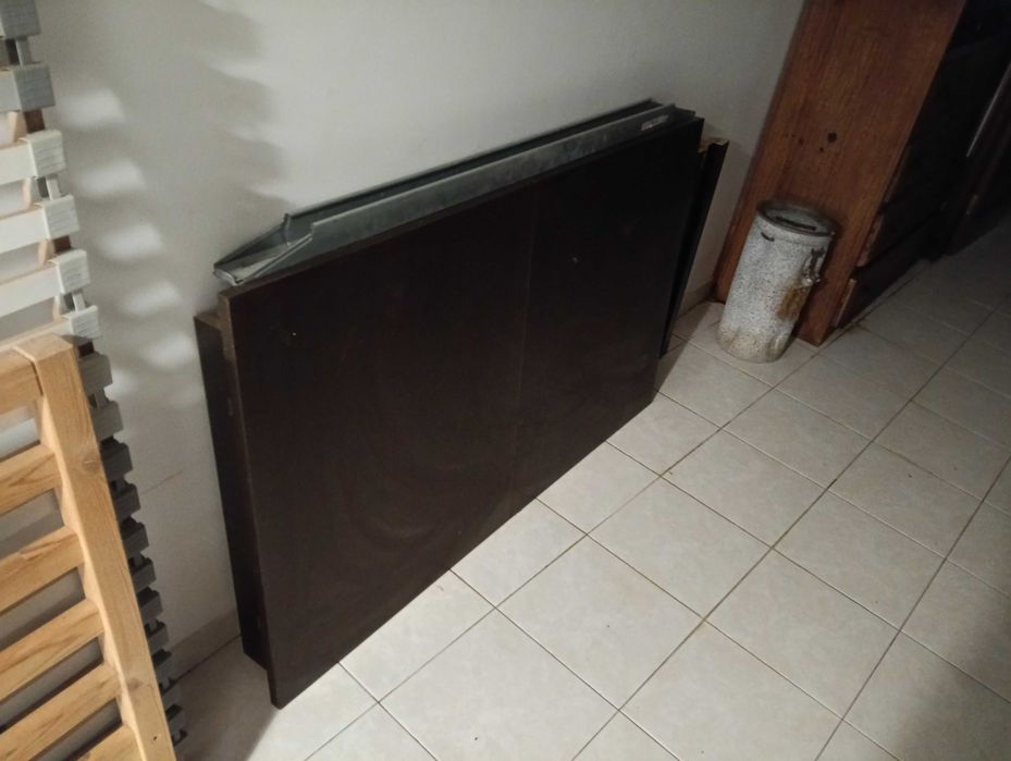 cama de casal e mesa de sala