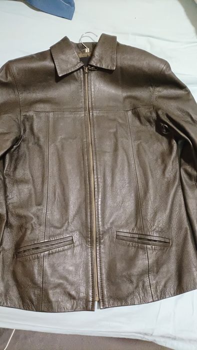 Casaco de couro verde escuro.