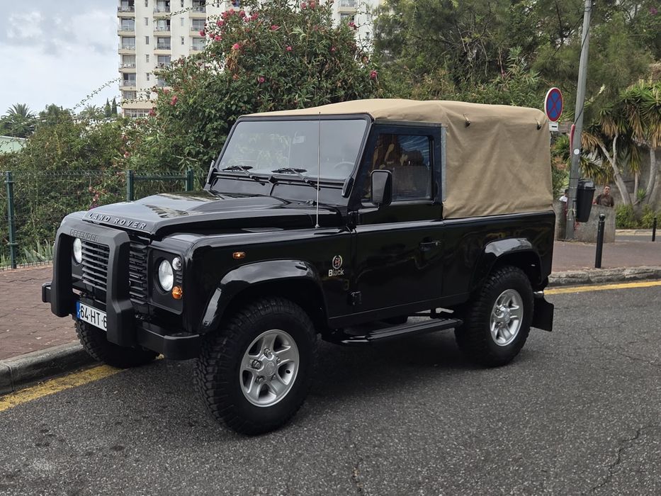 Land Rover  Defender Black Edition