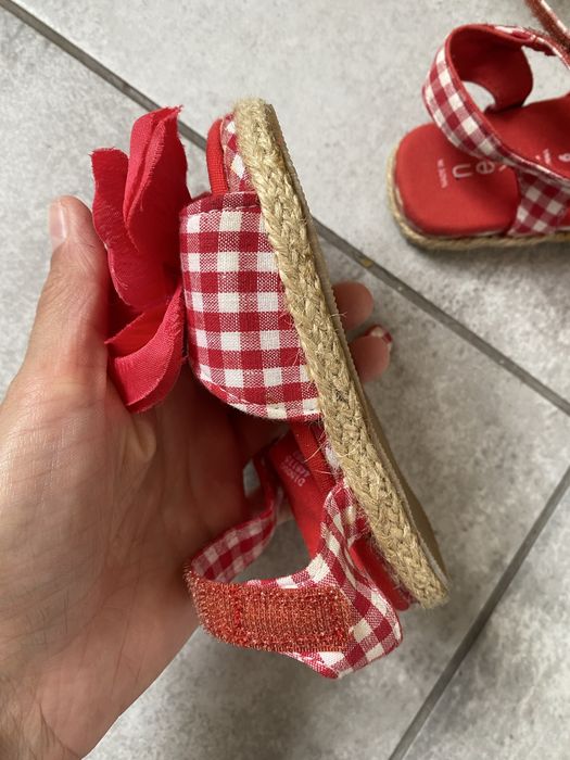 Червоні босоніжки для дівчинки