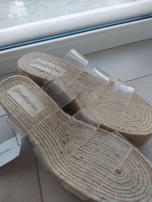 Нові шльопанці на платформі, Stradivarius