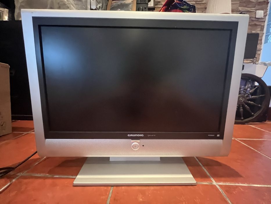 Televisão Grundig Lenaro (Cinza Prateada) – Excelente Estado + Cabo HDMI