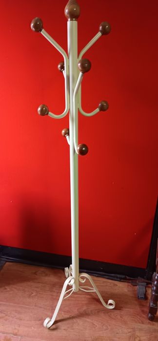 Cabide metálico com bolas madeira