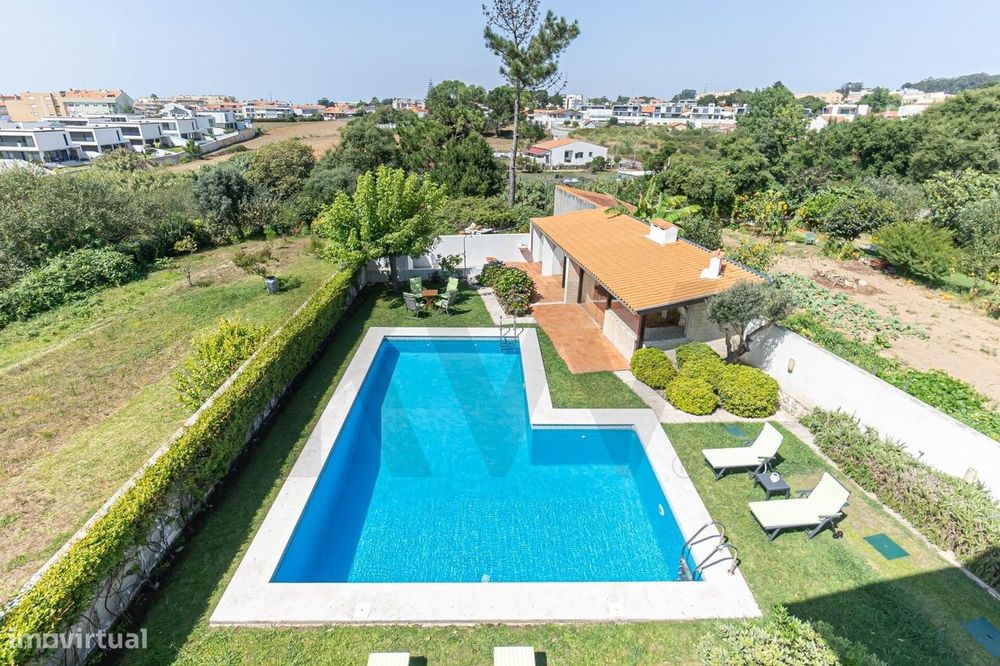 Moradia T4+1  Contemporânea com Piscina e Vistas de Mar a 300m da Prai
