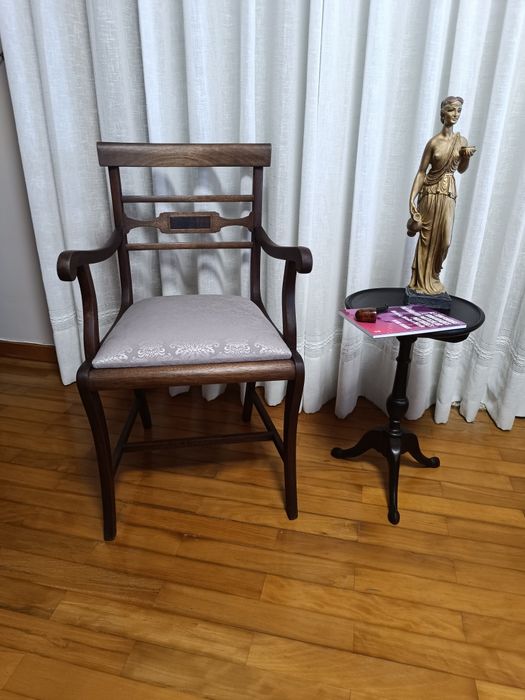 Conjunto antigo restaurado. Cadeirão e mesa de apoio