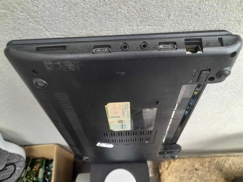 ASUS Eee PC 1202T laptop powers on but displays no video.64284592527491122