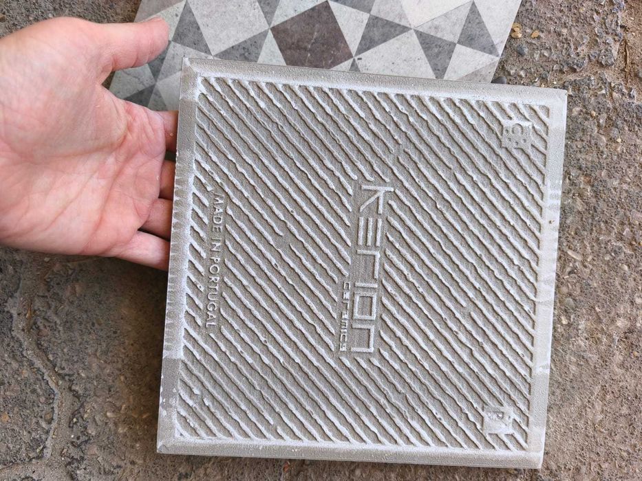 Cerâmico "Kerion" Decorativo 20x20 cm – Novo – 44 Peças