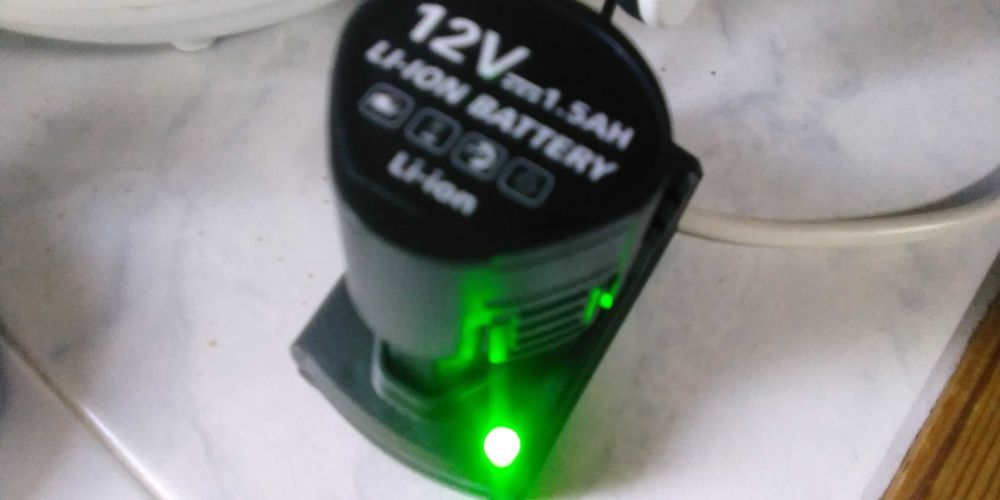 Carregadores novos 220 voltes universal 12V.