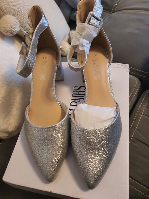 Brokatowe srebrne buty na słupku