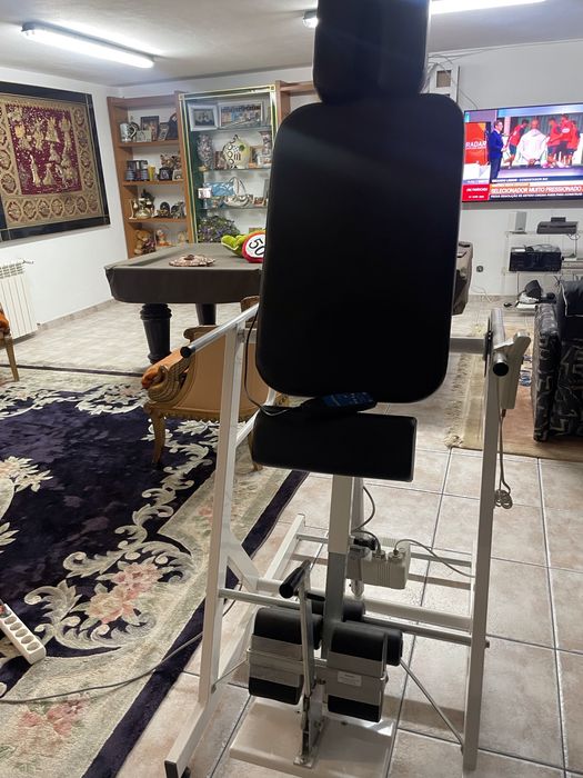 Equipamento terapêutico utilizado para descompressão da coluna lombar e cervical, alívio da pressão nos discos intervertebrais e apoio em tratamentos