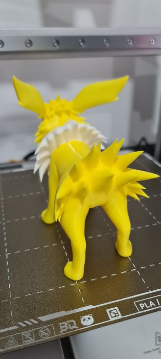 Pokemon Jolteon cerca de 14cm