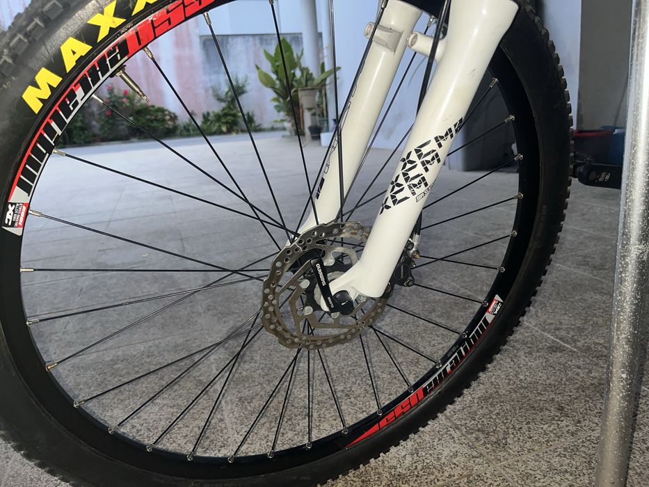 BTT 27,5” com grupo completo Shimano SLX (2x11, travões e pedaleira)