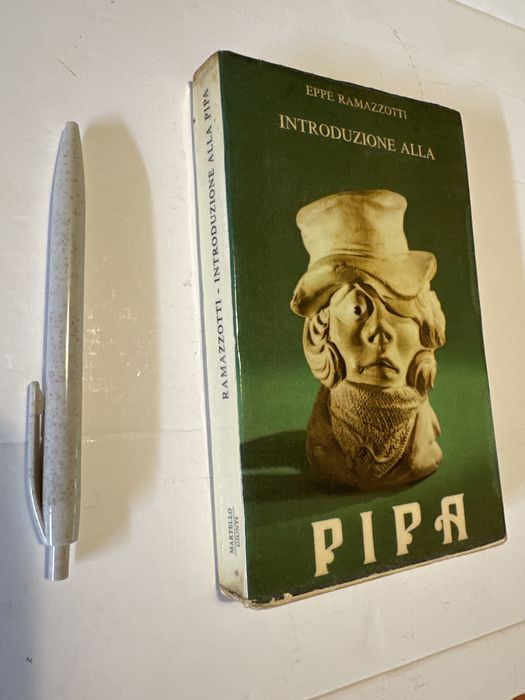 Cachimbos, livros em inglês, francês e italiano