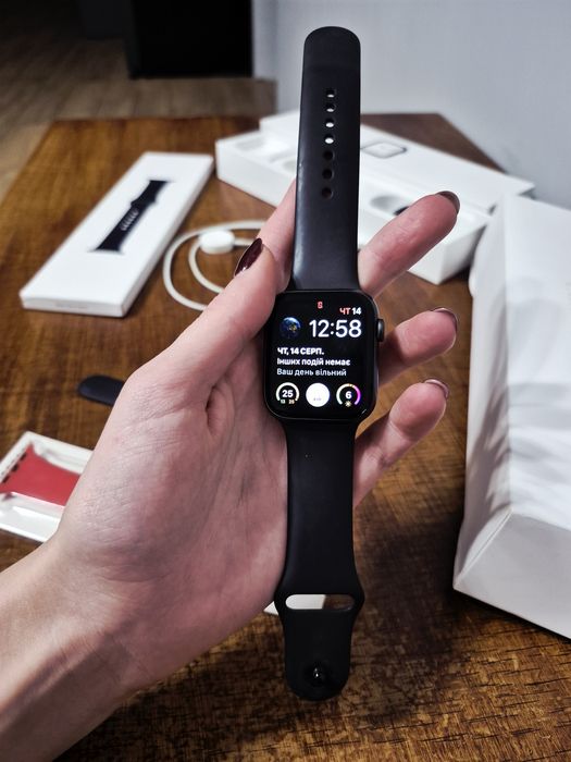 Apple Watch Series 4 44mm Space Grey Aluminium Case wit