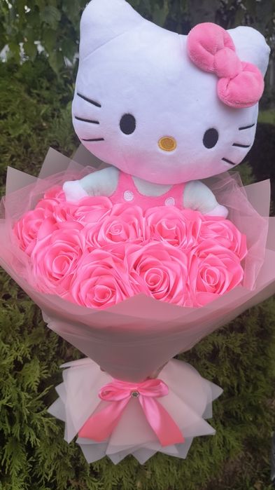 Bukiet róż ze wstążki. Wieczne róże z maskotką Hello Kitty 10 róż