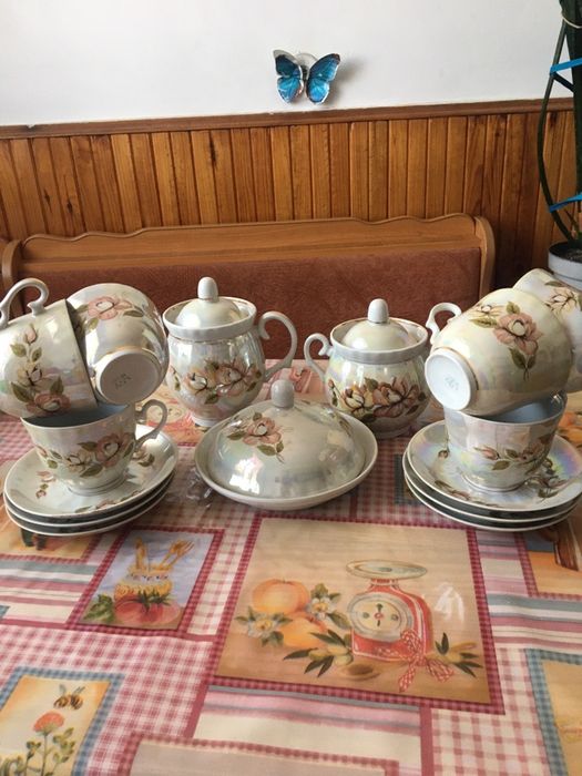 Продам сервізи перламутровий  і простий фарфоровий