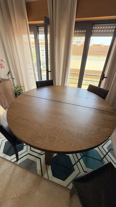 Mesa e cadeiras sala de jantar.