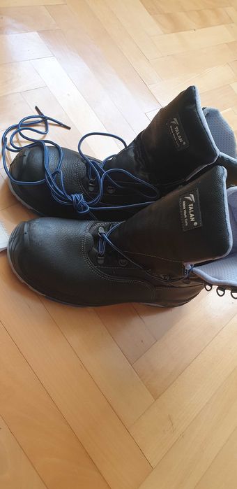 Взуття (черевики) робочі з металевим носком.