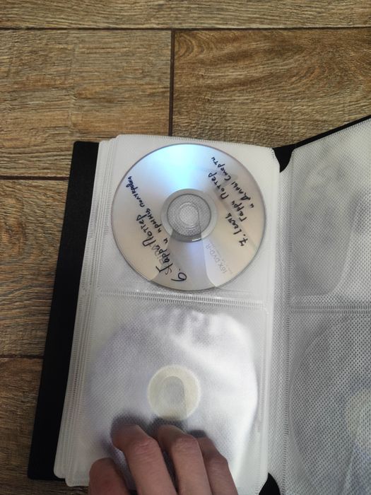 Папка с дисками с фильмами и мультиками