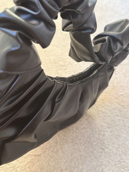 Mala preta elegante gira e versatil