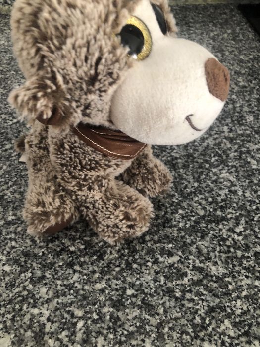 Peluche cão cor castanho e branco
