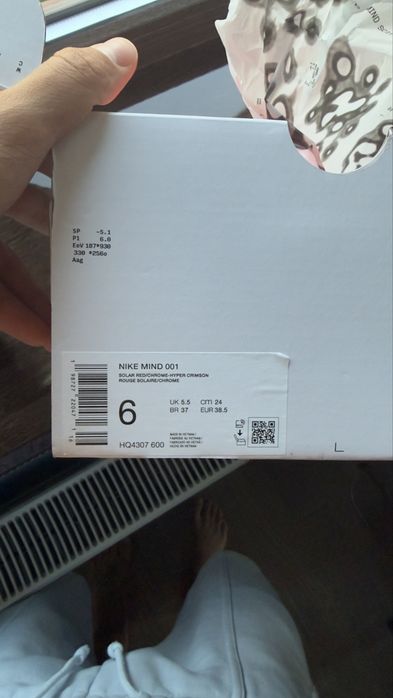 nike mind 001 червоного кольору
