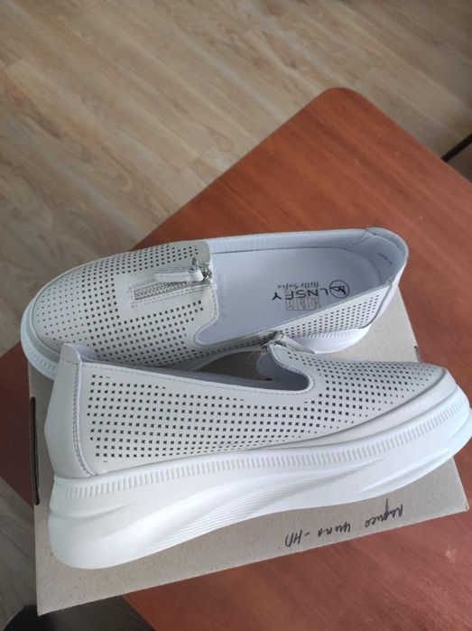 Сліпони шкіряні, устілка шкіряна. На середню повноту, легеньки