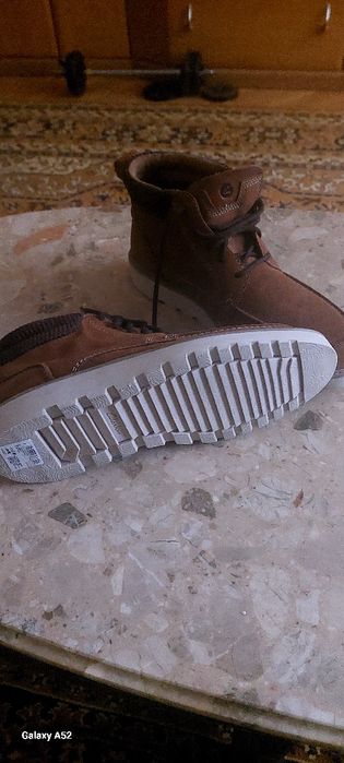 Продам новые зимние ботинки CLARKS  размер 42 ,5