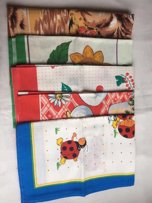 Комплект новых красивых кухонных полотенец