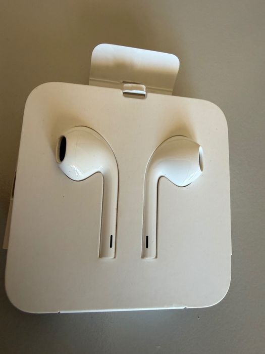 Apple EarPods p/ iPhone/iPad (connector Lightning - novos)