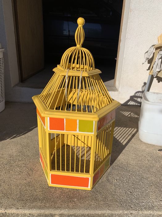 Gaiola decorativa amarela com retoques vermelho, laranja e verde 68 cm