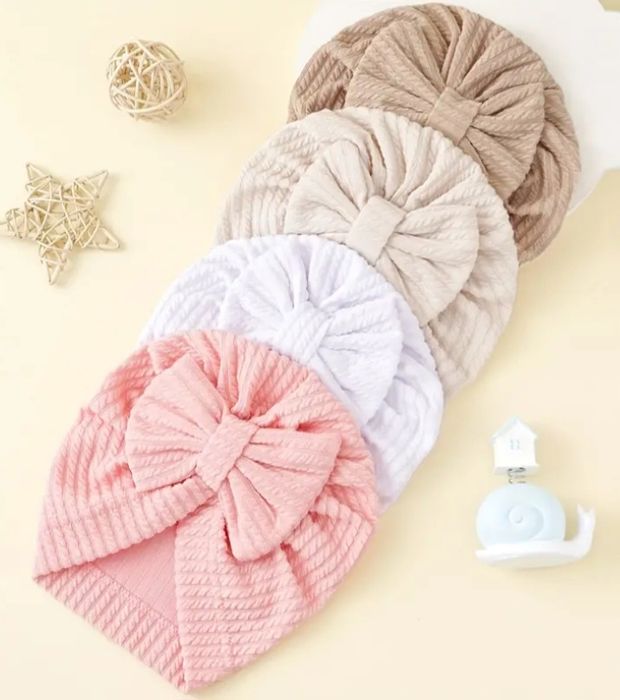 NOWA, jasno-beżowa czapeczka dziewczęca 0-3 lata