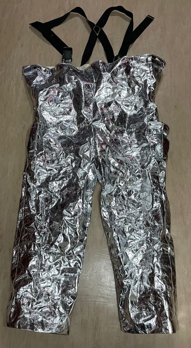 Fato aluminizado de combate a incêndios