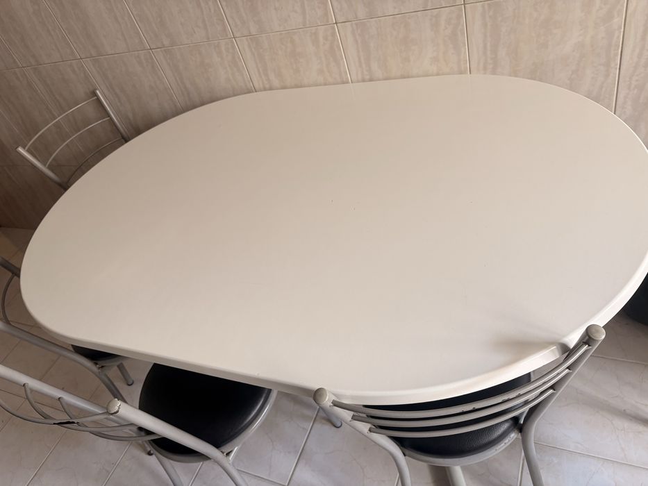 mesa grande com 5 cadeiras