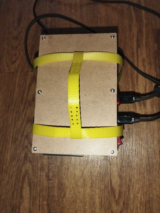 Дуже потужний Power Bank. Заряджає 2 ноутбуки одночасно.